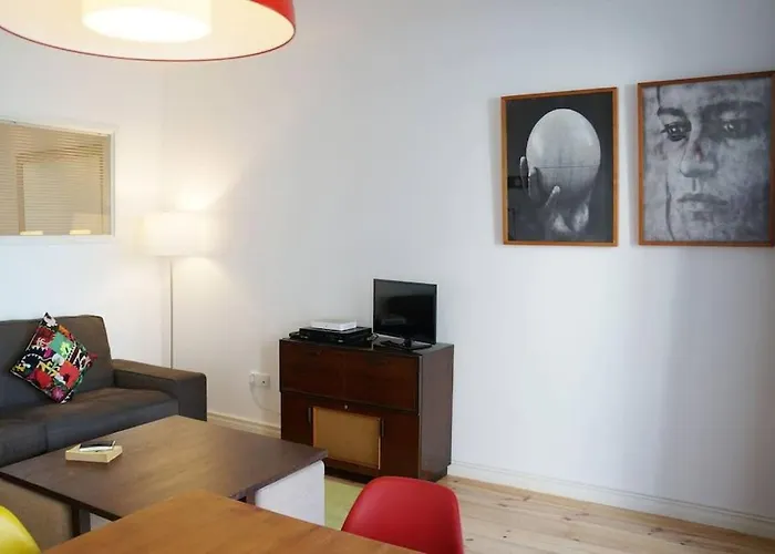 Two Bedroom Apt In Historic Location! Close To The River